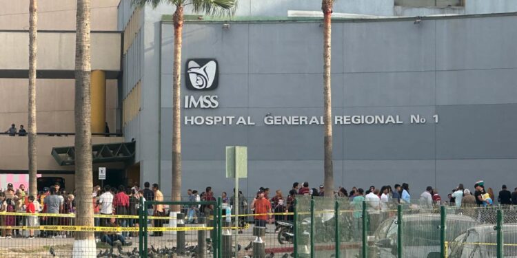 Ejecutan a ex policía de Tijuana a balazos frente a la Clínica 1 del IMSS