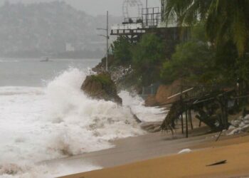Huracán Lala se debilita a tormenta tropical tras dejar un muerto y graves afectaciones en Hawái