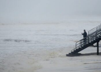 Huracán Lala se debilita a tormenta tropical tras dejar un muerto y graves afectaciones en Hawái