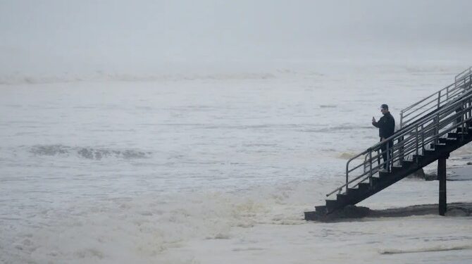 Huracán Lala se debilita a tormenta tropical tras dejar un muerto y graves afectaciones en Hawái