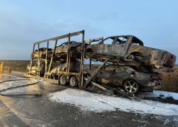 Tráiler con varios vehículos se incendia en la I-5 cerca de Oceanside