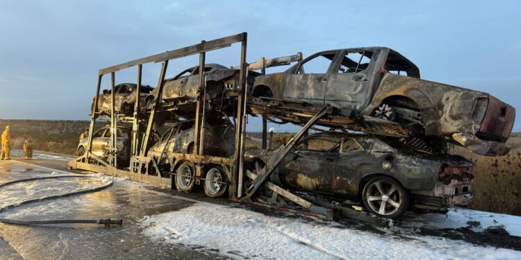 Tráiler con varios vehículos se incendia en la I-5 cerca de Oceanside