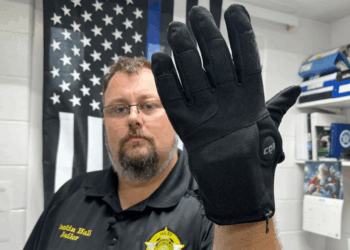 Legisladores de California presentan proyecto de emergencia para frenar uso de guantes eléctricos por parte de ICE