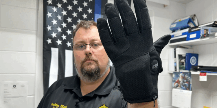 Legisladores de California presentan proyecto de emergencia para frenar uso de guantes eléctricos por parte de ICE