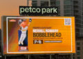 LOS PADRES REGRESAN A CASA CON BOBBLEHEAD Y FUEGOS ARTIFICIALES