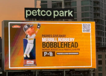 LOS PADRES REGRESAN A CASA CON BOBBLEHEAD Y FUEGOS ARTIFICIALES