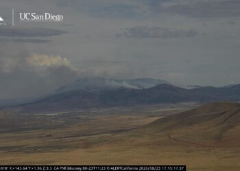 Incendio “Hawk Fire” en Nevada arrasa 13 mil acres y obliga a evacuar a 90 mil personas cerca de Reno