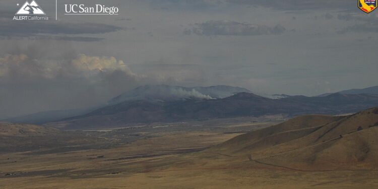 Incendio “Hawk Fire” en Nevada arrasa 13 mil acres y obliga a evacuar a 90 mil personas cerca de Reno