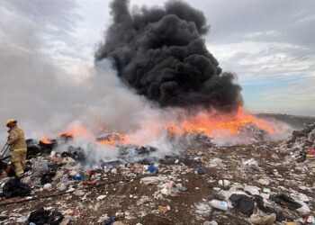 Incendio en basurero clandestino dispersa humo en Tijuana