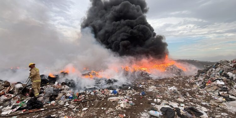 Incendio en basurero clandestino dispersa humo en Tijuana