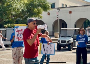 Trabajadores universitarios protestan por aumento salarial, evalúan huelga para octubre