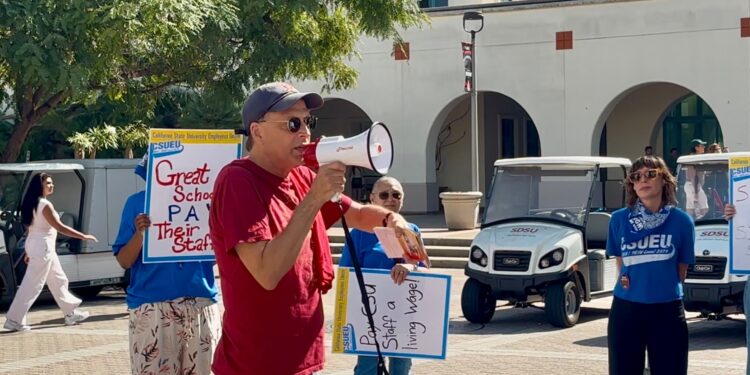 Trabajadores universitarios protestan por aumento salarial, evalúan huelga para octubre