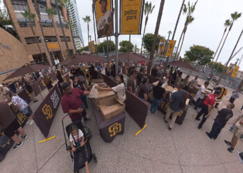 PADRES BARREN A CERVECEROS EN PETCO PARK Y ENTRAN AL COMODÍN