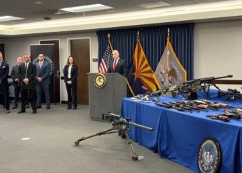 Desarticulan en Arizona red de tráfico de armas que enviaba cargamentos a México