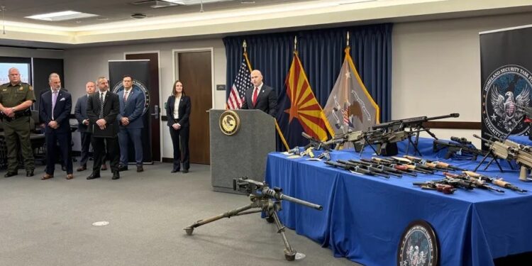 Desarticulan en Arizona red de tráfico de armas que enviaba cargamentos a México