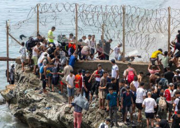 Miles de migrantes marroquíes regresan a Marruecos tras colapso en Ceuta