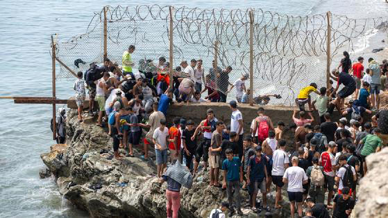 Miles de migrantes marroquíes regresan a Marruecos tras colapso en Ceuta