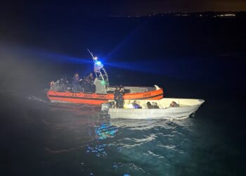 Guardia Costera intercepta migrantes en lancha en San Diego