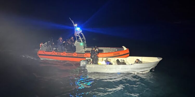 Guardia Costera intercepta migrantes en lancha en San Diego