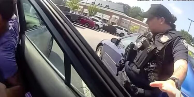 Roban vehículo con menor adentro en Atlanta