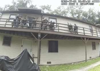 Colapso de estructura deja heridos a agentes de U.S. Marshals
