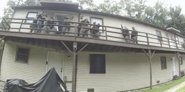 Colapso de estructura deja heridos a agentes de U.S. Marshals