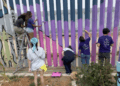 Madres buscadoras convierten el muro de Tijuana en símbolo de memoria y exigencia