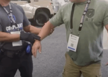 California busca prohibir guantes eléctricos ante compra de miles de unidades por ICE