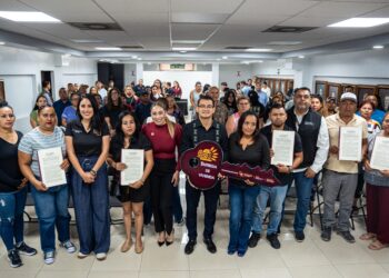 Alcalde de Tijuana entrega 35 títulos de propiedad a familias de seis colonias