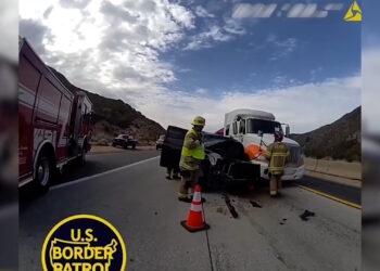 Agentes fronterizos rescatan a persona tras choque en la I-8