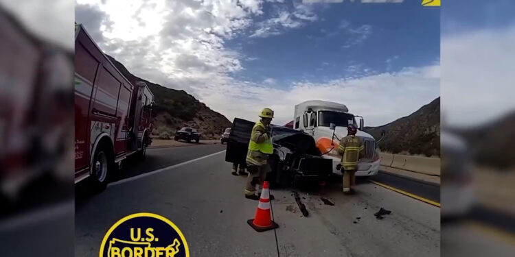 Agentes fronterizos rescatan a persona tras choque en la I-8
