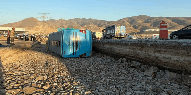 Volcadura de camión de personal dejó 12 lesionados sobre el bulevar 2000