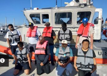 Guardia Costera intercepta embarcación con nueve migrantes