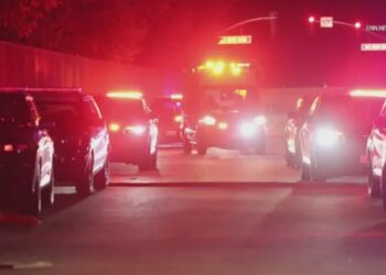 Tiroteos en partidos de futbol americano en California dejan un muerto y pánico en dos ciudades
