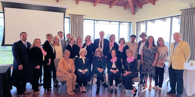 Un hombre asume la presidencia de Las Damas de San Diego