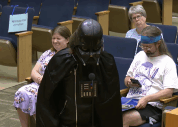“Darth Vader” protesta contra cámaras Flock en San Diego
