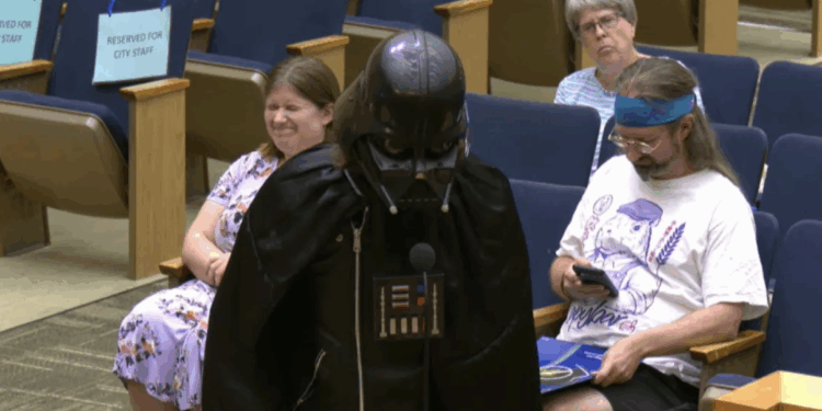 “Darth Vader” protesta contra cámaras Flock en San Diego