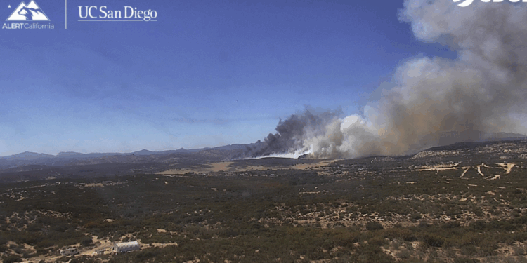 Incendio en Campo amenaza estructuras