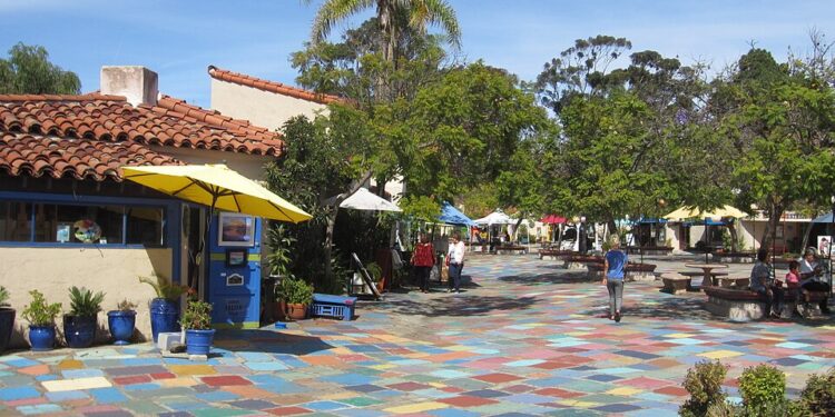 Estatua de lobo marino une arte y conservación en Balboa Park