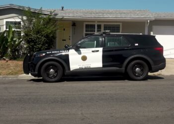 Muere hombre baleado por policías en operativo por robo en Point Loma