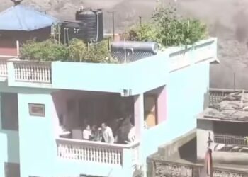 Familia sobrevive a devastadora inundación en Nepal dentro de una casa que resistió la corriente