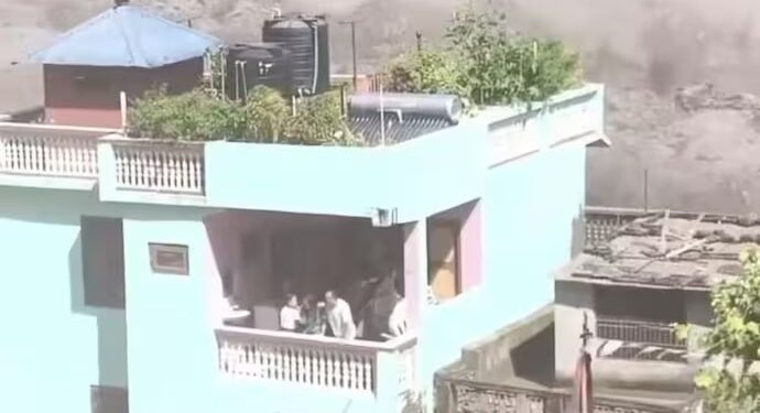 Familia sobrevive a devastadora inundación en Nepal dentro de una casa que resistió la corriente