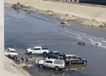 Hallan cuerpo de mujer quemada en canalización de Tijuana