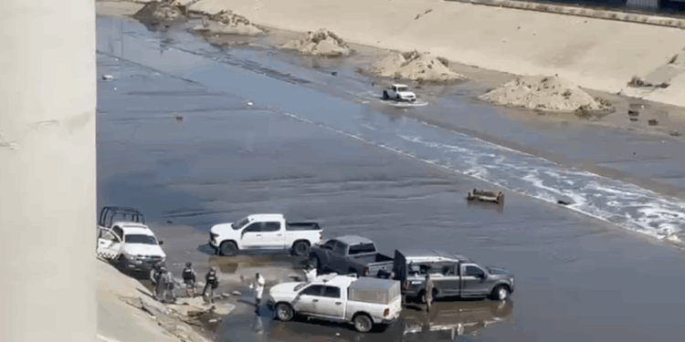 Hallan cuerpo de mujer quemada en canalización de Tijuana