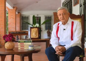 López Obrador reaparece y dedica su libro “Pueblo” a Claudia Sheinbaum