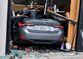 Auto se estrella contra tienda en Poway y deja varios heridos
