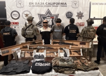 Capturan a dos sujetos con arsenal en Granjas Familiares de Tijuana