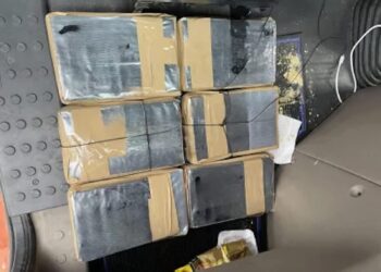 Detienen a empleada municipal con droga en la garita de Tecate