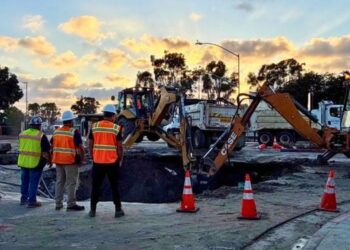 Rotura de tubería afecta tránsito en West Harbor Drive y Pacific Highway