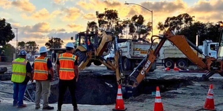 Rotura de tubería afecta tránsito en West Harbor Drive y Pacific Highway